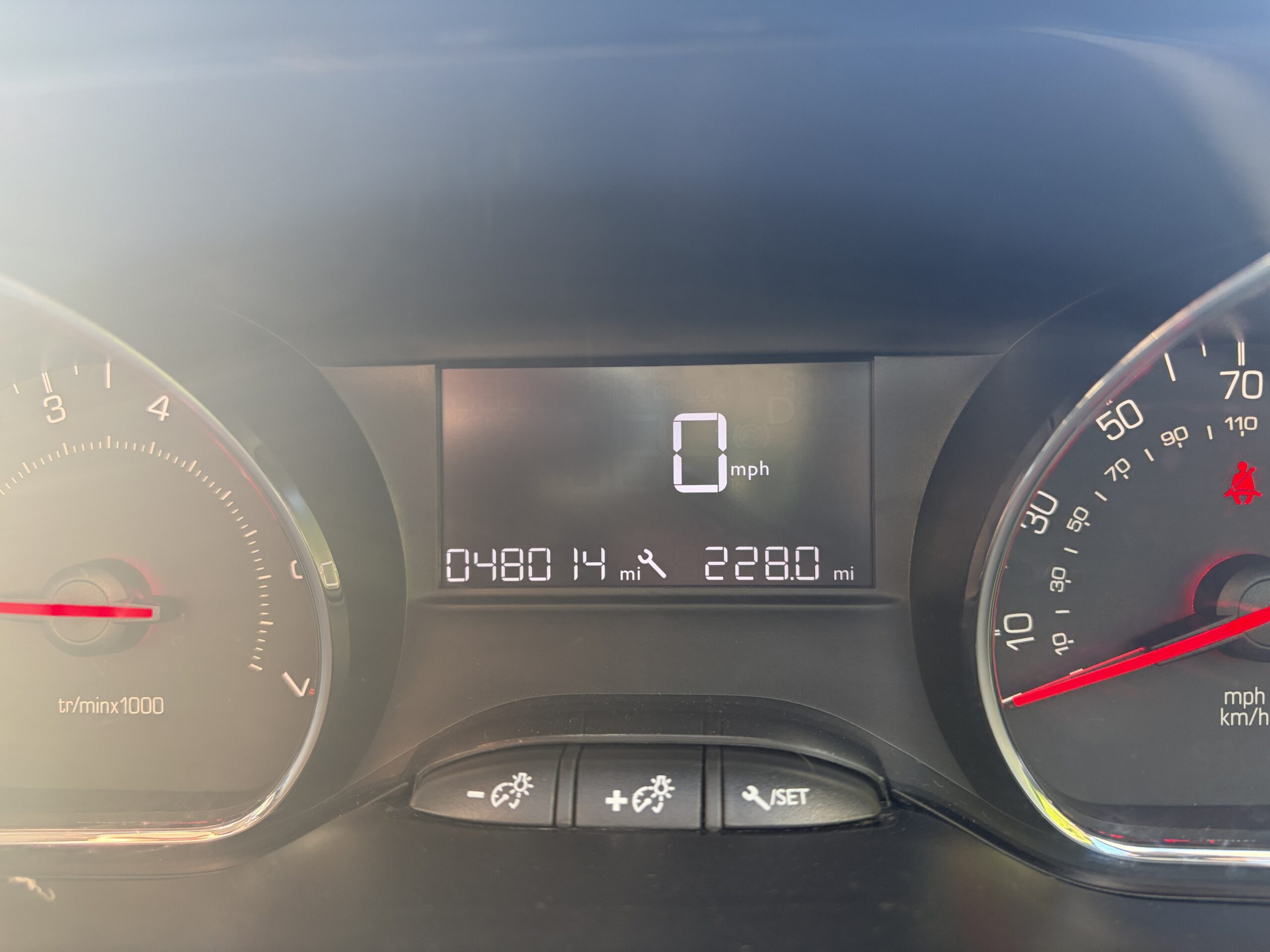
								Peugeot 208 1.0 VTi 2013 full									